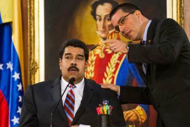 ¡EL DICTADOR NECESITÓ CHULETA! Así es como Arreaza le «sopla» el discurso a Maduro (+Videos)