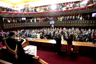 ¡PARA SUAVIZAR EL PAQUETAZO! Maduro aprueba aumento del 15% del salario mínimo (+ Video)