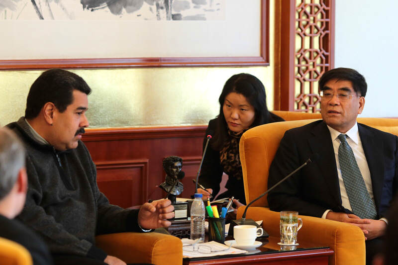 Nicolas-Maduro-con-presidente-de-China-Petroleum-&-Chemical-Corporation-2-800x533
