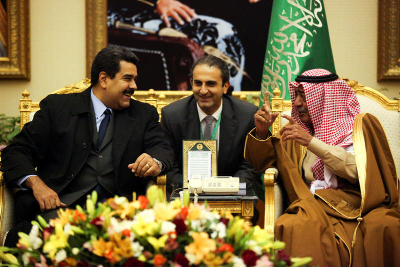 Nicolas-Maduro-con-principe-Muqrin-Bin-Abdulaziz-de-Arabia-Saudita-800x533