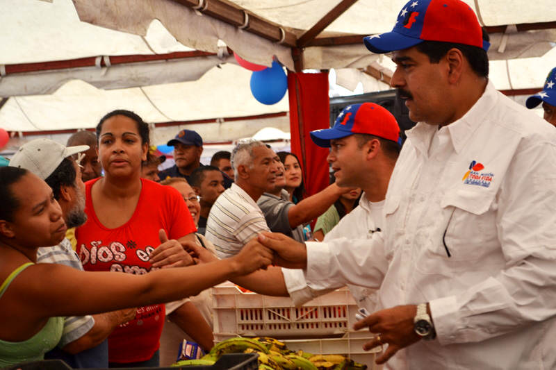 Nicolas Maduro en Mercal Supermercados Colas para cmprar