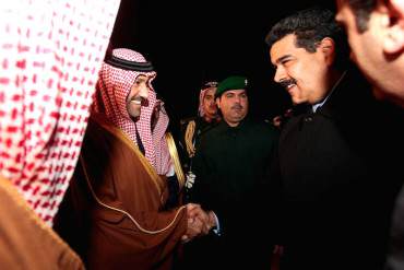 ¡EL PUEBLO PELANDO Y MADURO VIAJANDO! Continúa millonaria gira, Maduro llega a Arabia Saudita