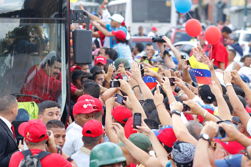 Nicolas-Maduro-regresando-de-gira-economica-01-17-2015-800x533