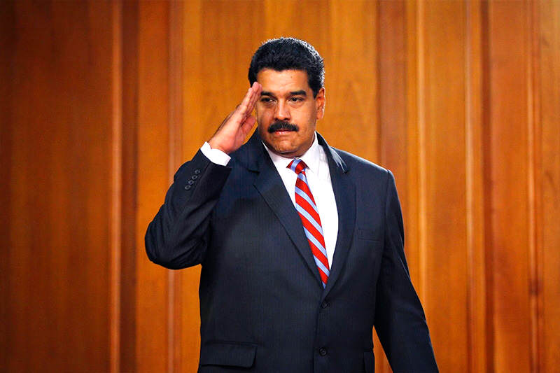 Nicolas-Maduro-saluda