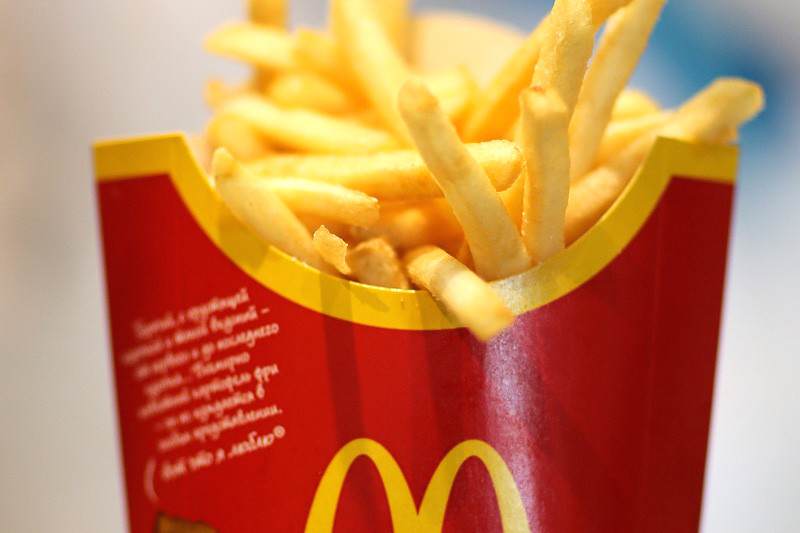 ¡INSÓLITO! Unas papas en McDonald’s equivalen a 10% del salario mínimo: $126 al cambio oficial