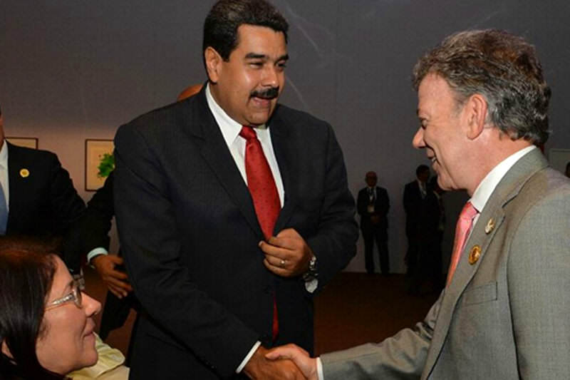 Saludo-entre-Nicolas-Maduro-y-Juan-Manuel-Santos-800x533