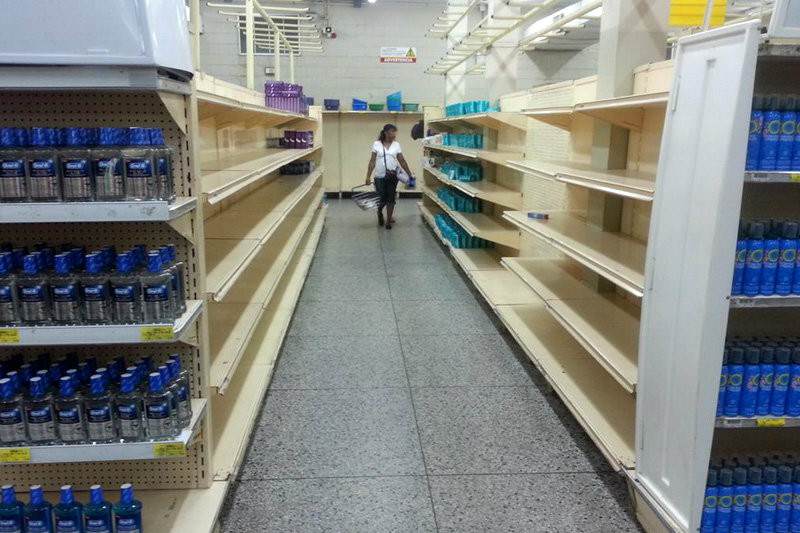 Supermercados-o-Comercios-Vacios-en-Venezuela-Escasez-800x533