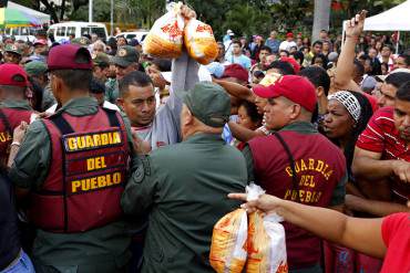 ¡INDIGNANTE! Obrero: «En la cola me dieron número para el pollo, pero antes tuve que firmar»