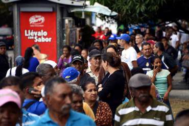 ¡REVOLUCIÓN INSÓLITA! Tres gobernadores chavistas prohíben las colas nocturnas por alimentos