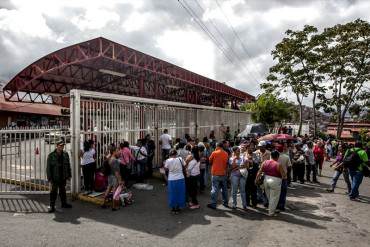 ¡EL RÉGIMEN Y SUS IDEAS ABSURDAS! Prohíben la pernocta en colas de supermercados del Zulia