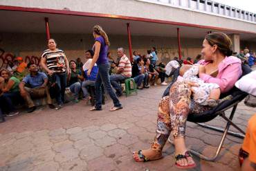 ¡EL PAÍS DE LO ABSURDO! Por 200 y 300 bolívares alquilan bebés para agilizar tiempo en las colas