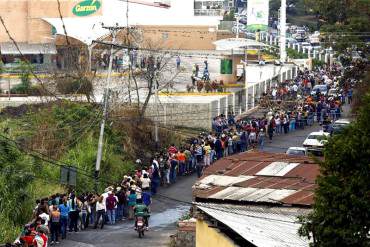 ¡LO QUE FALTABA! Denuncian robos masivos en colas para comprar comida en Táchira