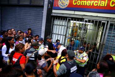 ¡ATROZ! Policías disparan al aire e hieren a mujer mientras hacía cola por leche en Puerto Ordaz