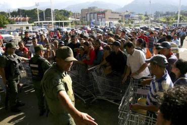 ¡CRECE EL CAOS Y LA DESESPERACIÓN! Puñetazos y tiros al aire en cola para comprar pañales