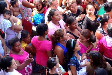 ¡LA PATRIA ABSURDA Y MISERABLE! Madres deben comprar paquete de pañales hasta en Bs. 2.000