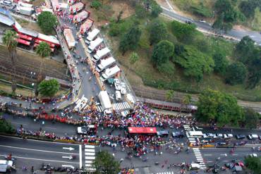 ¡LA GENTE ESTÁ EN LAS COLAS! Vergonzosa cantidad de personas recibe a Maduro en su llegada al país