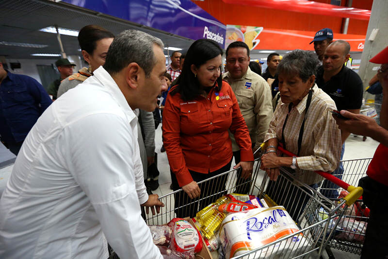 ministra-melendez-colas-compras