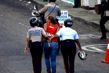 ¡CAOS DESATADO! Ama de casa: «Fui detenida arbitrariamente por la PNB, me golpearon y robaron»