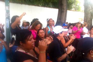 ¡NO SE LA CALAN MÁS! Madres humildes protestan frente a La Casona: «Queremos comida» (+Fotos)