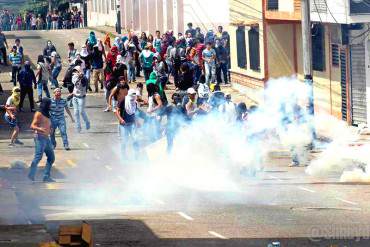 ¡COBARDES! En Video: Así fue la BRUTAL arremetida de la PNB a estudiantes en protesta en Táchira