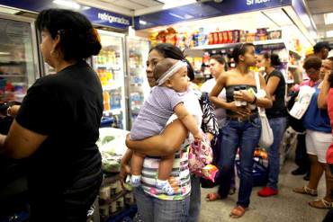 ¡REALMENTE INDIGNANTE! Denuncian alquiler de niños en colas del centro de Caracas