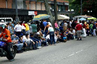 ¡PASA EN LA PATRIA! Venezolanos deben acampar por varias noches para comprar cauchos