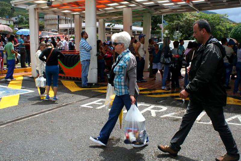 ¡EL COLMO! Agreden a abuela de 62 años en supermercado por acusarla de llevar 4Kg de azúcar