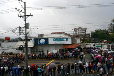 ¡HUMILLACIÓN SOCIALISTA! Más de 3000 personas hicieron cola para comprar 2 potes de leche