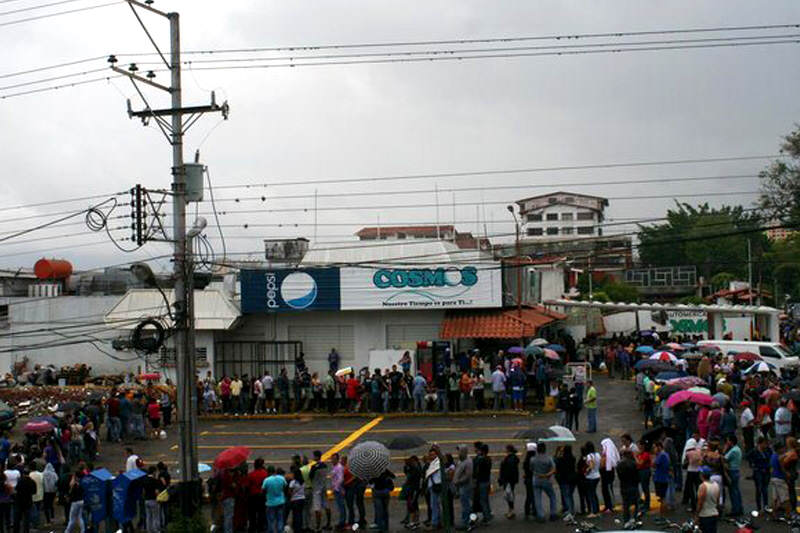 Colas-para-comprar-Leche-en-Supermercado-Cosmos-Las-Acacias-San-Cristobal-4-800x533