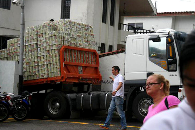 Colas-para-comprar-Leche-en-Supermercado-Cosmos-Las-Acacias-San-Cristobal-5-800x533