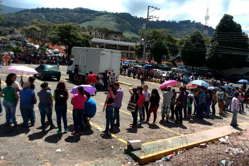 Colas-para-comprar-Leche-en-Supermercado-Cosmos-Las-Acacias-San-Cristobal-800x533