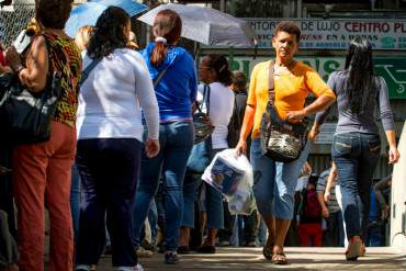 ¡SE PERDIÓ TODO EN LA PATRIA! Motorizados roban papel y jabón a la salida de los supermercados