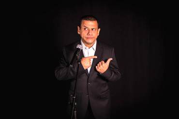 ¡SIN RESPETO! Chavista dice que los medios “distorsionan” la noticia de Emilio Lovera: Es un comediante en decadencia