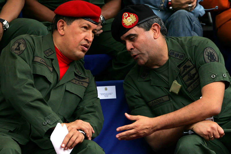 General-Raul-Isaias-Baduel-con-Hugo-Chavez-Frias-800x533