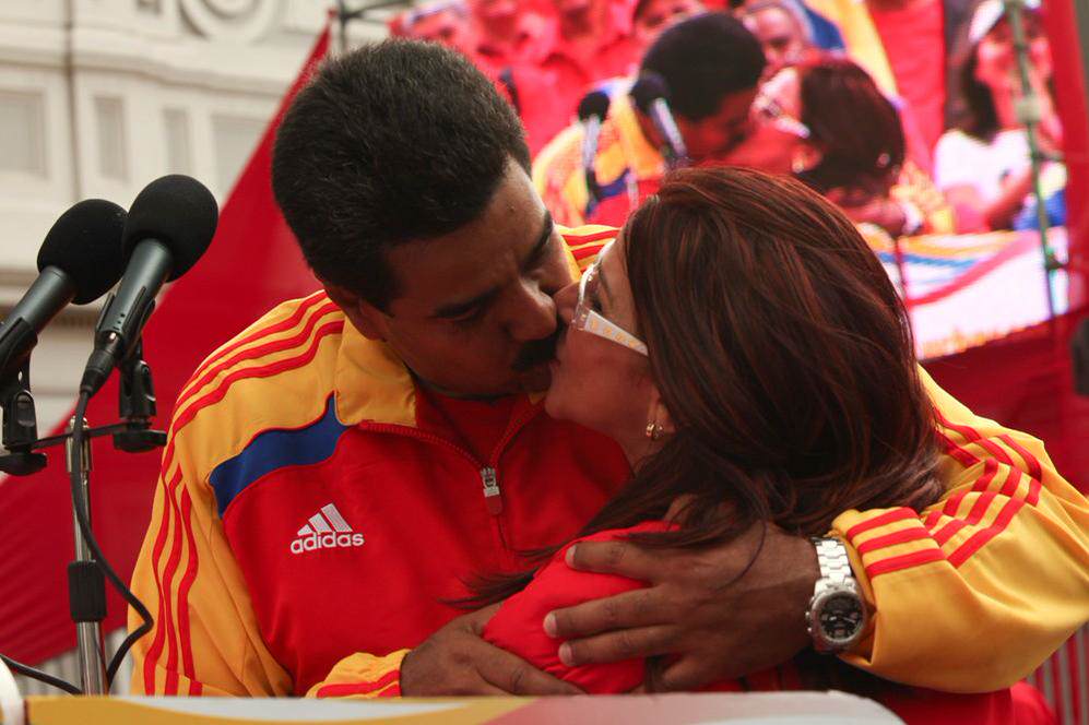 Maduro Cilia Flores Beso