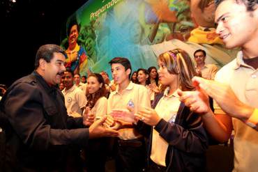 ¡LO VOLVIÓ A HACER! Maduro anunció becas para estudiantes de todos los «Liceos y Liceas»