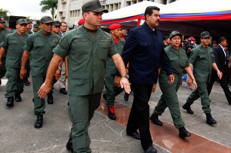Nicolas-Maduro-con-Militares-GNB-FANB-3-800x533