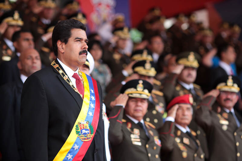 Nicolas-Maduro-con-alto-mando-militar-800x533