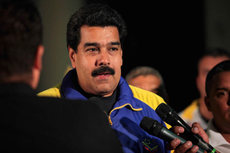 Nicolas-Maduro-con-medios-02-27-2015-800x533