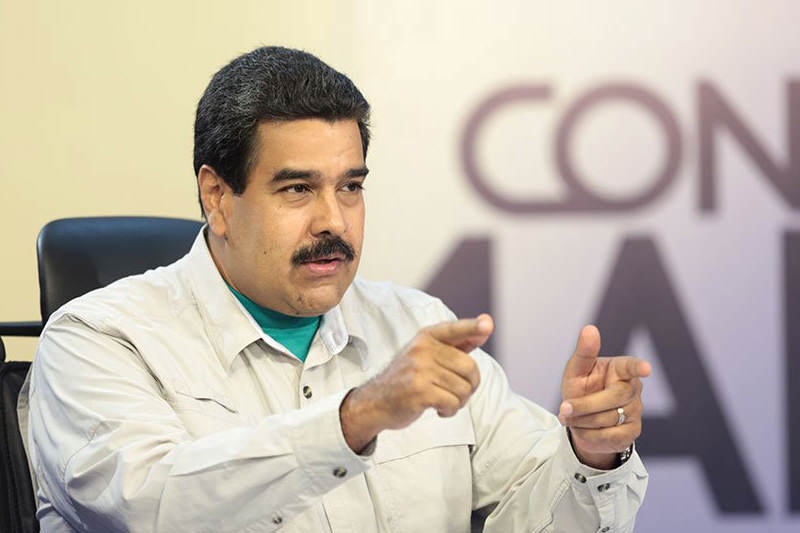 Nicolas-Maduro-en-contacto-con-02-11-2015-800x533