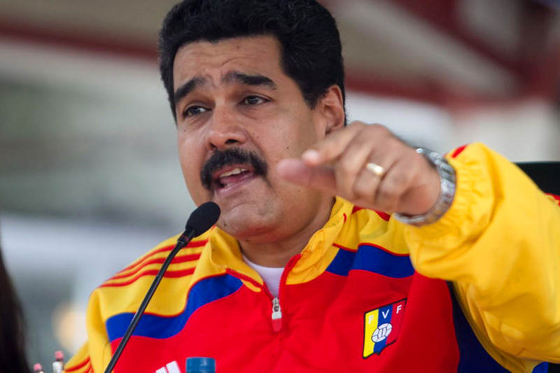 Nicolas-Maduro-señala-en-cadena-02-16-2015-800x533