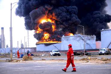 ¡QUÉ BELLEZA! Trabajadores de Pdvsa se toman fotos durante simulacro de incendio (+Imágenes)