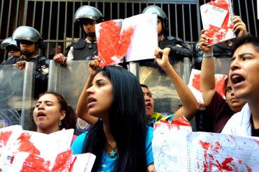 ¡SIN MIEDO! Movimiento Estudiantil protesta a las afueras del MIJ: Exigen derogar Res. 8610