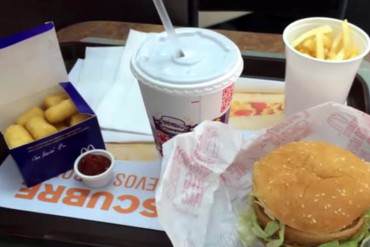 Editor de «The Telegraph»: Big Mac en Venezuela cuesta $52,38 y yuca frita «sabe a cartón» (+Video)