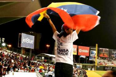 ¡SIN PERDER TIEMPO! Exigieron renuncia de Maduro en juego de Venezuela en la Serie del Caribe 2015