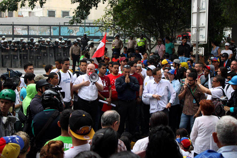 Protestas-de-Estudiantes-en-Venezuela-12F-3-800x533