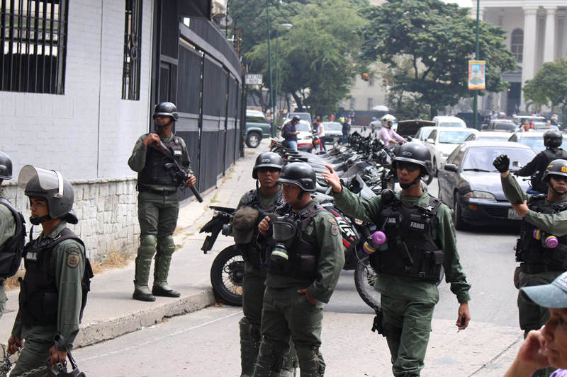 Protestas-de-Estudiantes-en-Venezuela-12F-8-PNB-800x533