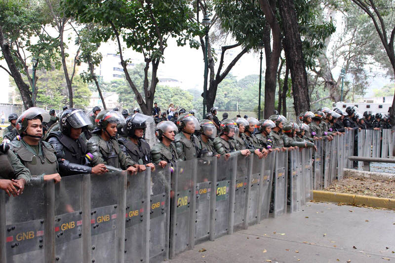 Protestas-de-Estudiantes-en-Venezuela-12F--GNB-800x533