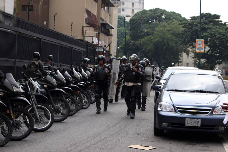 Protestas-de-Estudiantes-en-Venezuela-12F-PNB-Policia-800x533