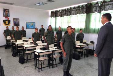 ¡AGARRANDO AUNQUE SEA FALLO! Tras ser destituido, Rodríguez Torres se pone a dar clases (+Fotos)